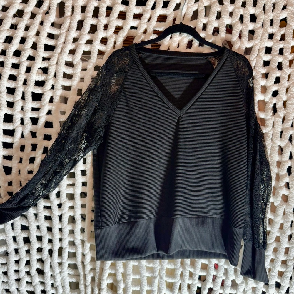 XL Lace-Sleeved Top